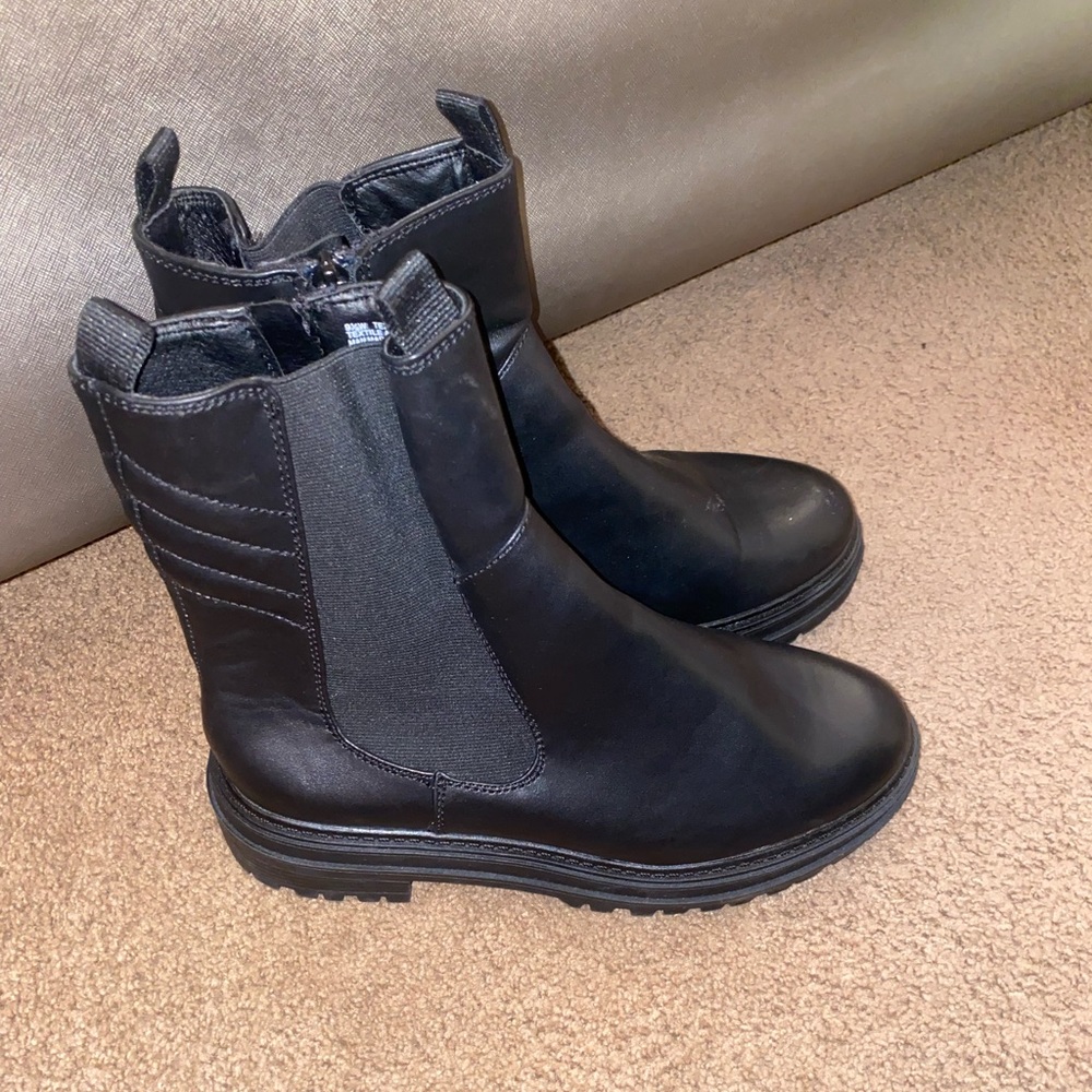 ASOS Black Chelsea boots(WORN ONCE)
